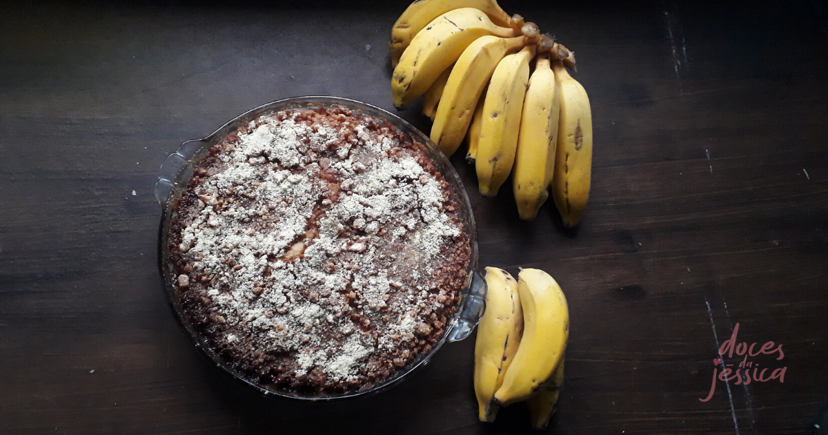 Cuca de banana com bolo crocante