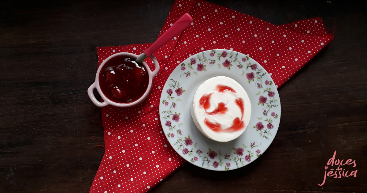 Cheesecake fácil com calda de morango
