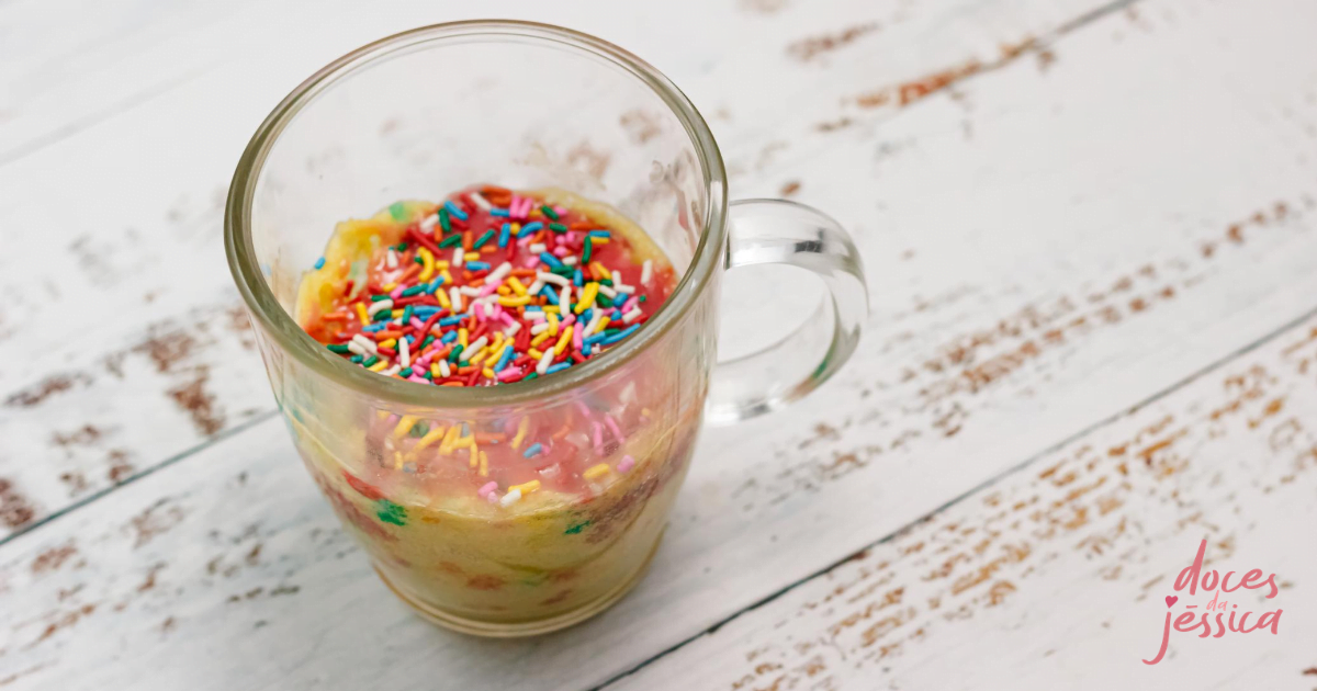 Receita de microondas: Bolo colorido de caneca